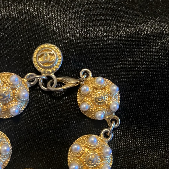 Chanel Vintage Pearl 1980s Gold Tone Metal Bracelet - Picture 4 of 8